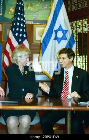 Le secrétaire Gale Norton, à gauche, serrant la main de l'ambassadeur d'Israël aux États-Unis, Daniel Ayalon, lors de la cérémonie de signature du siège du ministère de l'intérieur pour l'accord d'expansion de la coopération scientifique et technique, entre le ministère de l'intérieur et le ministère israélien des infrastructures nationales, dans une gamme de domaines de gestion des ressources naturelles Banque D'Images
