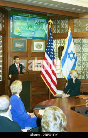 L'ambassadeur d'Israël aux États-Unis, Daniel Ayalon, s'exprimant à la tribune, avec le secrétaire Gale Norton assis à sa droite, lors de la cérémonie de signature du siège du ministère de l'intérieur pour l'accord d'expansion de la coopération scientifique et technique, entre le ministère de l'intérieur et le ministère israélien des infrastructures nationales, dans une gamme de domaines de gestion des ressources naturelles Banque D'Images
