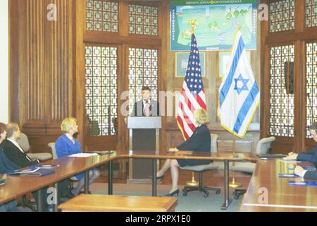 L'ambassadeur d'Israël aux États-Unis, Daniel Ayalon, s'exprimant à la tribune, avec le secrétaire Gale Norton assis à sa droite, lors de la cérémonie de signature du siège du ministère de l'intérieur pour l'accord d'expansion de la coopération scientifique et technique, entre le ministère de l'intérieur et le ministère israélien des infrastructures nationales, dans une gamme de domaines de gestion des ressources naturelles Banque D'Images