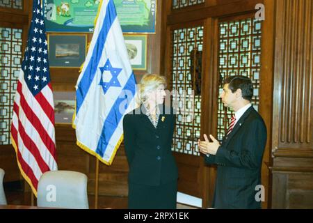 Secrétaire Gale Norton en conversation avec l'ambassadeur d'Israël aux États-Unis, Daniel Ayalon, à droite, lors de la cérémonie de signature du siège du Département de l'intérieur pour l'accord d'expansion de la coopération scientifique et technique, entre le Département de l'intérieur et le Ministère israélien des infrastructures nationales, dans une gamme de domaines de gestion des ressources naturelles Banque D'Images