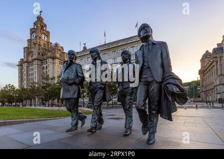 Statue en bronze des Beatles à Pier Head près de la rivière Mersey, sculptée par Andrew Edwards et érigée en décembre 2015 Banque D'Images