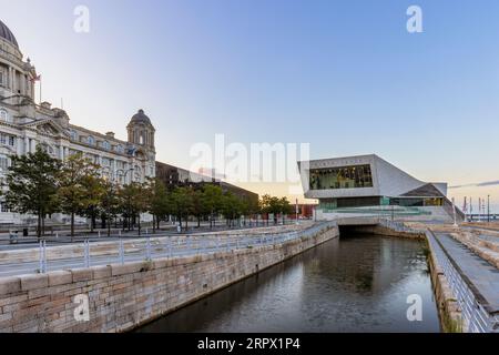 Musée de Liverpool au lever du soleil à Pier Head, Maritime Mercantile City, Liverpool, Angleterre, Royaume-Uni. Maritime Mercantile City est un site du patrimoine mondial. Banque D'Images