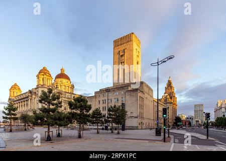 Vue le long de Strand Street à Pier Head à Liverpool, Merseyside, Royaume-Uni, prise en début de matinée d'été. Banque D'Images