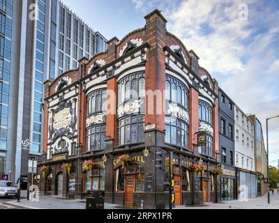 Le Crown Hotel est un bâtiment classé Grade II situé sur Lime Street, Liverpool, Angleterre. Banque D'Images