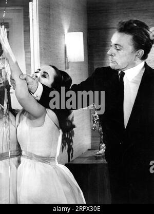 Elizabeth Taylor, Richard Burton, sur le plateau du film britannique, 'The V.I.P.s', MGM, 1963 Banque D'Images