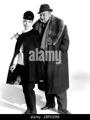 Elsa Martinelli, Orson Welles, portrait publicitaire pour le film britannique, 'The V.I.P.s', MGM, 1963 Banque D'Images