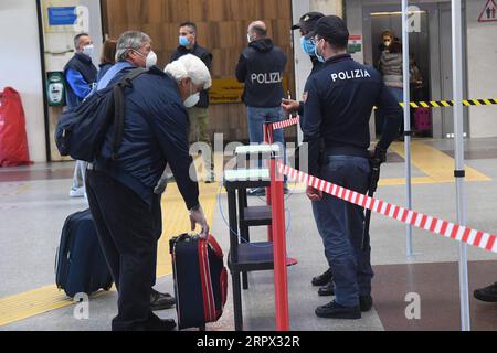 200505 -- BOLOGNE, le 5 mai 2020 Xinhua -- des policiers vérifient les passagers à la gare centrale de Bologne, à Bologne, Italie, le 4 mai 2020. La pandémie de coronavirus a fait plus de 29 000 morts en Italie, ce qui porte le nombre total d infections, de décès et de reprises à 211 938 lundi, selon les dernières données publiées par le Département de la protection civile du pays. Les Italiens ont bénéficié de plus de libertés lundi, car certaines restrictions sur les activités productives et les mouvements personnels ont été assouplies pour la première fois après près de huit semaines. Photo de Gianni Schicchi/Xinhua ITALIE-COVID-19-CASES- Banque D'Images