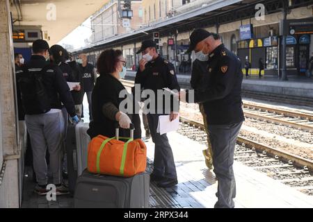 200505 -- BOLOGNE, le 5 mai 2020 Xinhua -- des policiers vérifient les passagers à la gare centrale de Bologne, à Bologne, Italie, le 4 mai 2020. La pandémie de coronavirus a fait plus de 29 000 morts en Italie, ce qui porte le nombre total d infections, de décès et de reprises à 211 938 lundi, selon les dernières données publiées par le Département de la protection civile du pays. Les Italiens ont bénéficié de plus de libertés lundi, car certaines restrictions sur les activités productives et les mouvements personnels ont été assouplies pour la première fois après près de huit semaines. Photo de Gianni Schicchi/Xinhua ITALIE-COVID-19-CASES- Banque D'Images