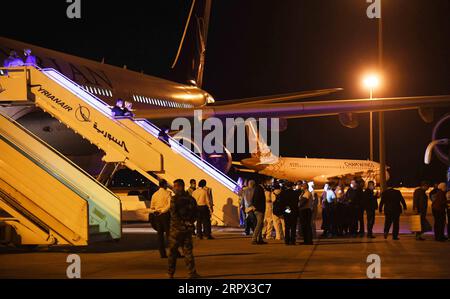 200505 -- DAMAS, le 5 mai 2020 -- des Syriens et des membres d'une équipe médicale sont vus près d'un avion à l'aéroport international de Damas, Syrie, le 4 mai 2020. Un groupe de Syriens sont rentrés lundi des Émirats arabes Unis à Damas dans le cadre des efforts du gouvernement syrien pour rapatrier les Syriens bloqués à l étranger en raison de la crise du COVID-19. Photo de /Xinhua SYRIA-DAMASCUS-UAE-COVID-19-SYRIENS-RETURN AmmarxSafarjalani PUBLICATIONxNOTxINxCHN Banque D'Images