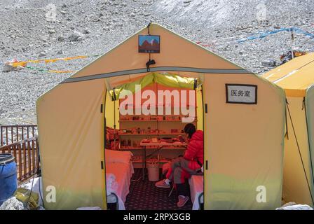 200505 -- CAMP DE BASE DU MONT QOMOLANGMA, le 5 mai 2020 -- des photos montrent une infirmerie au camp de base du mont Qomolangma, dans la région autonome du Tibet du sud-ouest de la Chine, le 3 mai 2020. La Chine a lancé une nouvelle série de mesures sur la hauteur du mont Qomolangma, le plus haut sommet du monde. L’équipe de mesure est arrivée au camp de base il y a un mois, préparant la mesure prévue en mai. En tant que point de départ important et base arrière pour l'alpinisme, le camp de base du mont Qomolangma est équipé d'installations de vie de base et de fournitures médicales. BASE DE MESURE C DE QOMOLANGMA A MONTAGE INTIBETCHINA Banque D'Images