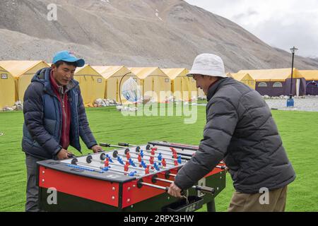 200505 -- CAMP DE BASE DU MONT QOMOLANGMA, le 5 mai 2020 -- des gens jouent au camp de base du mont Qomolangma, dans la région autonome du Tibet du sud-ouest de la Chine, le 1 mai 2020. La Chine a lancé une nouvelle série de mesures sur la hauteur du mont Qomolangma, le plus haut sommet du monde. L’équipe de mesure est arrivée au camp de base il y a un mois, préparant la mesure prévue en mai. En tant que point de départ important et base arrière pour l'alpinisme, le camp de base du mont Qomolangma est équipé d'installations de vie de base et de fournitures médicales. CAMP DE QOMOLANGMA-MESURE-BASE A MONTAGE INTIBETCHINA Banque D'Images