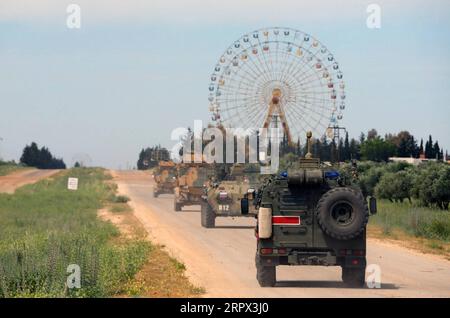 Bilder des Jahres 2020, News 05 Mai News Themen der Woche KW19 News Bilder des Tages 200505 -- IDLIB, le 5 mai 2020 Xinhua -- les forces turques et russes effectuent leur patrouille conjointe à Idlib, Syrie, le 5 mai 2020. Mardi, les forces turques et russes ont effectué leur huitième patrouille conjointe dans la province d’Idlib, au nord-ouest de la Syrie, a déclaré le ministère turc de la Défense. PATROUILLE CONJOINTE XINHUA SYRIE-IDLIB-TURQUIE-RUSSIE PUBLICATIONXNOTXINXCHN Banque D'Images