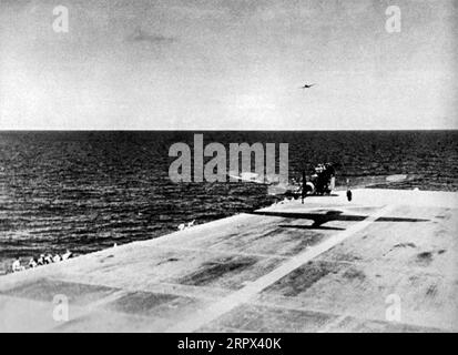 Un japonais B5N2 Kate décollant du pont d'envol du porte-avions Zuikaku pour l'attaque de Pearl Harbor, vers 07:20h le 7 décembre 1941. Notez le Val Aichi D3A1 en arrière-plan. Date 7 décembre 1941 Banque D'Images