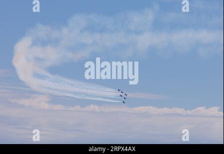 200506 -- DALLAS, le 6 mai 2020 Xinhua -- Une formation des Blue Angels survole Dallas et fort Worth, Texas, États-Unis, le 6 mai 2020. Des jets des Blue Angels de la marine américaine ont survolé les États du sud du Texas et de la Louisiane pour honorer les travailleurs de première ligne qui luttent contre la pandémie de COVID-19. Le survol a commencé vers midi dans le nord du Texas Dallas-fort Worth et a continué vers le sud sur la plus grande ville texane de Houston et la Nouvelle-Orléans en Louisiane. Photo de Dan Tian/Xinhua U.S.-TEXAS-DALLAS-COVID-19-FLYOVER PUBLICATIONxNOTxINxCHN Banque D'Images