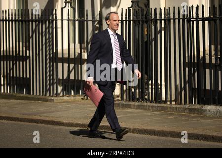 200506 -- LONDRES, le 6 mai 2020 Xinhua -- le ministre britannique des Affaires étrangères Dominic Raab arrive au 10 Downing Street pour la réunion du comité COVID-19 à Londres, en Grande-Bretagne, le 6 mai 2020. 649 autres patients COVID-19 sont décédés, portant le nombre total de décès liés au coronavirus en Grande-Bretagne à 30 076, a déclaré mercredi le secrétaire d’État au logement, aux Communautés et aux gouvernements locaux Robert Jenrick. Photo de Tim Ireland/Xinhua BRITAIN-LONDRES-COVID-19-NOMBRE DE DÉCÈS PUBLICATIONxNOTxINxCHN Banque D'Images