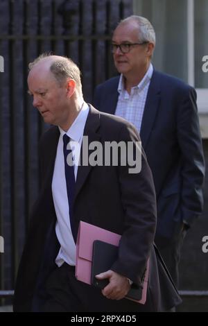 200506 -- LONDRES, le 6 mai 2020 Xinhua -- Chris Whitty L, médecin en chef de l'Angleterre, et Patrick Vallance, conseiller scientifique en chef du gouvernement britannique, arrivent au 10 Downing Street pour la réunion du comité COVID-19 à Londres, en Grande-Bretagne, le 6 mai 2020. 649 autres patients COVID-19 sont décédés, portant le nombre total de décès liés au coronavirus en Grande-Bretagne à 30 076, a déclaré mercredi le secrétaire d’État au logement, aux Communautés et aux gouvernements locaux Robert Jenrick. Photo de Tim Ireland/Xinhua BRITAIN-LONDRES-COVID-19-NOMBRE DE DÉCÈS PUBLICATIONxNOTxINxCHN Banque D'Images