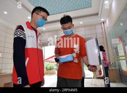 200507 -- NANCHANG, le 7 mai 2020 -- Un étudiant désinfecte ses mains avant d'entrer à la cantine de l'Université de Nanchang à Nanchang, dans la province du Jiangxi, dans l'est de la Chine, le 7 mai 2020. Les étudiants de l’Université de Nanchang ont commencé à retourner à l’école jeudi. L'université a pris diverses mesures de prévention des épidémies sur le campus pour assurer la sécurité des étudiants. CHINE-JIANGXI-ÉTUDIANTS-RETOUR À L'ÉCOLE CN PENGXZHAOZHI PUBLICATIONXNOTXINXCHN Banque D'Images