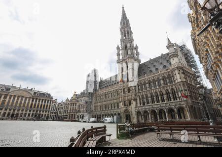 200507 -- BRUXELLES, le 7 mai 2020 -- Une femme joue avec son téléphone portable sur le banc d'un restaurant fermé de la Grand place de Bruxelles, Belgique, le 4 mai 2020. La Commission européenne a déclaré dans une prévision économique que malgré une réponse politique à la fois au niveau de l’Union européenne et au niveau national, l’économie de l’UE connaîtra cette année une récession de proportions historiques en raison de la pandémie de coronavirus. Il prévoit que l’économie de la zone euro se contractera d’un niveau record de 7,75 % en 2020 et connaîtra une croissance de 6,25 % en 2021. L'économie de l'UE devrait se contracter de 7,5 % en 2020 et croître de a Banque D'Images