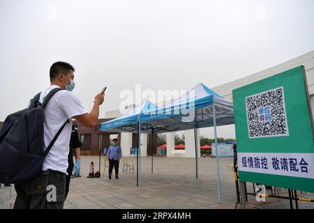 200507 -- NANCHANG, 7 mai 2020 -- un étudiant scanne un code QR de santé avec un smartphone avant d'entrer à l'université de Nanchang à Nanchang, dans la province du Jiangxi, dans l'est de la Chine, le 7 mai 2020. Les étudiants de l’Université de Nanchang ont commencé à retourner à l’école jeudi. L'université a pris diverses mesures de prévention des épidémies sur le campus pour assurer la sécurité des étudiants. CHINE-JIANGXI-ÉTUDIANTS-RETOUR À L'ÉCOLE CN PENGXZHAOZHI PUBLICATIONXNOTXINXCHN Banque D'Images