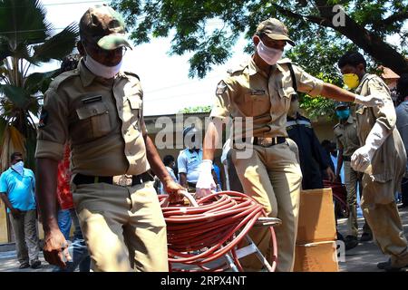 200507 -- ANDHRA PRADESH, 7 mai 2020 Xinhua -- des policiers transportent des tuyaux d'oxygène après une fuite de gaz à l'usine chimique LG Polymers dans le district de Vishakhapatnam dans l'Andhra Pradesh, en Inde, le 7 mai 2020. Le nombre de morts dans l'incident de fuite de gaz de jeudi dans l'État du sud de l'Inde, Andhra Pradesh, a augmenté à 11, a confirmé le directeur général de la National Disaster Response Force NDRF S.N. Pradhan lorsqu'il s'est adressé aux médias à Delhi. Str/Xinhua INDIA-ANDHRA PRADESH-FUITE DE GAZ PUBLICATIONxNOTxINxCHN Banque D'Images