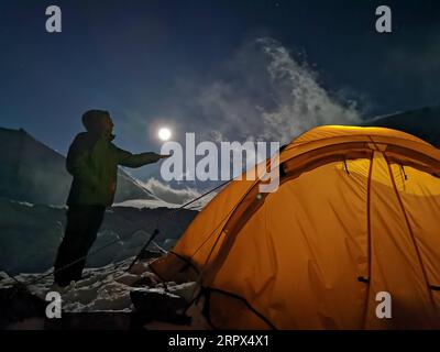 200508 -- CAMP DE BASE DU MONT QOMOLANGMA, le 8 mai 2020 -- Une pleine lune est photographiée au camp avancé du mont Qomolangma, à une altitude de 6 500 mètres, dans la région autonome du Tibet du sud-ouest de la Chine, le 7 mai 2020. Photo de /Xinhua InTibet CHINE-TIBET-MONT QOMOLANGMA-PLEINE LUNE CN Penpa PUBLICATIONxNOTxINxCHN Banque D'Images