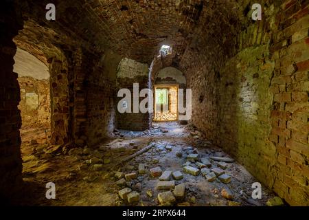 Donjon voûté en briques rouges sous le vieux manoir. Ancien domaine des Golitsyns à Zubrilovka. Banque D'Images