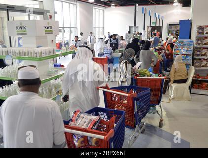 200509 -- GOUVERNORAT DE HAWALLI, 9 mai 2020 Xinhua -- les gens font des achats dans une société coopérative du Gouvernorat de Hawalli, Koweït, 9 mai 2020. Le gouvernement koweïtien a annoncé vendredi dernier un couvre-feu complet dans le pays pendant trois semaines pour freiner la hausse rapide des cas de coronavirus. Photo Asad/Xinhua KOWEÏT-HAWALLI GOUVERNORAT-COUVRE-FEU COMPLET-SHOPPING PUBLICATIONxNOTxINxCHN Banque D'Images