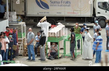 200509 -- GOUVERNORAT DE HAWALLI, 9 mai 2020 Xinhua -- des gens font la queue pour entrer dans une société coopérative pour faire du shopping dans le Gouvernorat de Hawalli, Koweït, le 9 mai 2020. Le gouvernement koweïtien a annoncé vendredi dernier un couvre-feu complet dans le pays pendant trois semaines pour freiner la hausse rapide des cas de coronavirus. Photo Asad/Xinhua KOWEÏT-HAWALLI GOUVERNORAT-COUVRE-FEU COMPLET-SHOPPING PUBLICATIONxNOTxINxCHN Banque D'Images