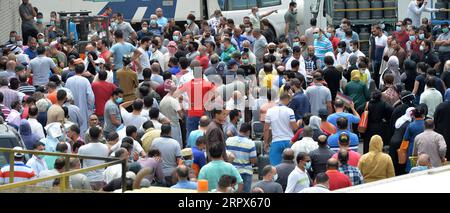 200509 -- GOUVERNORAT D'HAWALLI, 9 mai 2020 Xinhua -- des gens se rassemblent devant un centre de distribution de gaz pour faire le plein de gaz dans le Gouvernorat d'Hawalli, Koweït, le 9 mai 2020. Le gouvernement koweïtien a annoncé vendredi dernier un couvre-feu complet dans le pays pendant trois semaines pour freiner la hausse rapide des cas de coronavirus. Photo Asad/Xinhua KOWEÏT-HAWALLI GOUVERNORAT-COUVRE-FEU COMPLET-SHOPPING PUBLICATIONxNOTxINxCHN Banque D'Images