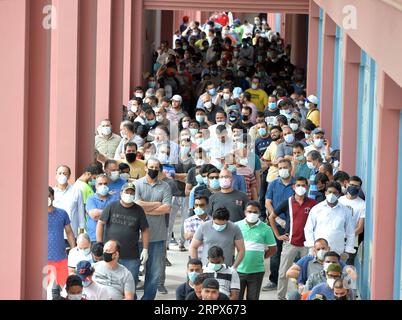 200509 -- GOUVERNORAT DE HAWALLI, 9 mai 2020 Xinhua -- les gens attendent leur tour pour entrer dans un supermarché pour faire du shopping dans le Gouvernorat de Hawalli, Koweït, le 9 mai 2020. Le gouvernement koweïtien a annoncé vendredi dernier un couvre-feu complet dans le pays pendant trois semaines pour freiner la hausse rapide des cas de coronavirus. Photo Asad/Xinhua KOWEÏT-HAWALLI GOUVERNORAT-COUVRE-FEU COMPLET-SHOPPING PUBLICATIONxNOTxINxCHN Banque D'Images