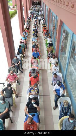 200509 -- GOUVERNORAT DE HAWALLI, 9 mai 2020 Xinhua -- les gens font la queue et attendent leur tour pour entrer dans un supermarché pour faire du shopping dans le Gouvernorat de Hawalli, Koweït, le 9 mai 2020. Le gouvernement koweïtien a annoncé vendredi dernier un couvre-feu complet dans le pays pendant trois semaines pour freiner la hausse rapide des cas de coronavirus. Photo Asad/Xinhua KOWEÏT-HAWALLI GOUVERNORAT-COUVRE-FEU COMPLET-SHOPPING PUBLICATIONxNOTxINxCHN Banque D'Images