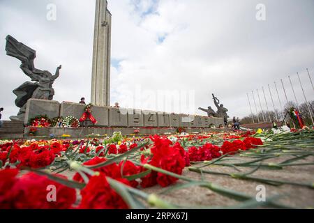 200509 -- RIGA, le 9 mai 2020 -- les gens placent des fleurs pour commémorer le 75e anniversaire de la victoire en Europe Journée Ve à Riga, Lettonie, le 9 mai 2020. Photo de /Xinhua LETTONIE-RIGA-JOUR DE LA VICTOIRE-COMMÉMORATION EdijsxPalens PUBLICATIONxNOTxINxCHN Banque D'Images