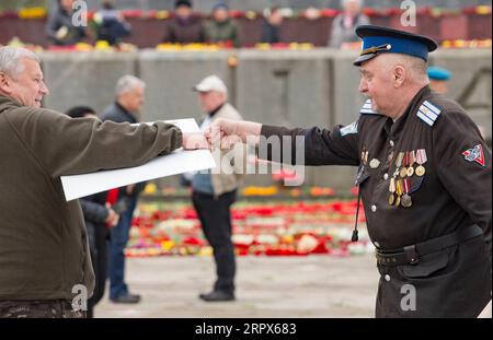 200509 -- RIGA, le 9 mai 2020 -- les gens prennent part aux célébrations du 75e anniversaire de la victoire en Europe Journée VE à Riga, Lettonie, le 9 mai 2020. Photo de /Xinhua LETTONIE-RIGA-JOUR DE LA VICTOIRE-COMMÉMORATION EdijsxPalens PUBLICATIONxNOTxINxCHN Banque D'Images