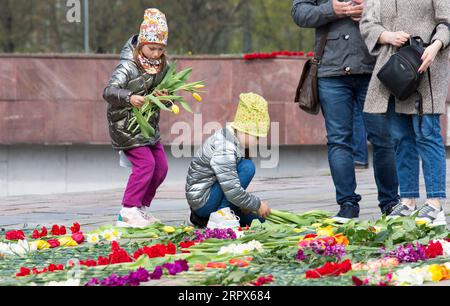 200509 -- RIGA, le 9 mai 2020 -- des enfants placent des fleurs pour commémorer le 75e anniversaire de la victoire en Europe Journée VE à Riga, Lettonie, le 9 mai 2020. Photo de /Xinhua LETTONIE-RIGA-JOUR DE LA VICTOIRE-COMMÉMORATION EdijsxPalens PUBLICATIONxNOTxINxCHN Banque D'Images