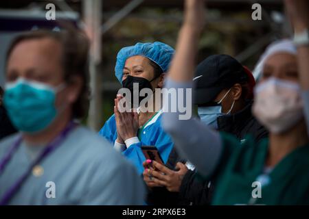 200510 -- NEW YORK, le 10 mai 2020 -- les travailleurs de la santé regardent les pompiers et les résidents témoigner de leur reconnaissance au NYU Langone Medical Center au milieu de l'épidémie de COVID-19 à New York, aux États-Unis, le 9 mai 2020. Le nombre de cas de COVID-19 aux États-Unis a atteint 1 300 079 à partir de 3:32 h 1932 GMT samedi, selon le Center for Systems Science and Engineering CSSE de l’Université Johns Hopkins. Pendant ce temps, le nombre de morts de la maladie dans le pays a atteint 78 320. Photo par /Xinhua U.S.-COVID-19 CAS-UPDATE MichaelxNagle PUBLICATIONxNOTxINxCHN Banque D'Images