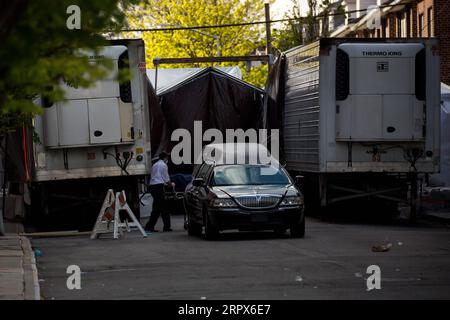 200510 -- NEW YORK, le 10 mai 2020 -- Une personne décédée est transférée d'une morgue temporaire à l'extérieur du Maimonides Medical Center, dans le quartier de Brooklyn, en raison de l'épidémie de COVID-19 à New York, aux États-Unis, le 9 mai 2020. Le nombre de cas de COVID-19 aux États-Unis a atteint 1 300 079 à partir de 3:32 h 1932 GMT samedi, selon le Center for Systems Science and Engineering CSSE de l’Université Johns Hopkins. Pendant ce temps, le nombre de morts de la maladie dans le pays a atteint 78 320. Photo par /Xinhua U.S.-COVID-19 CAS-UPDATE MichaelxNagle PUBLICATIONxNOTxINxCHN Banque D'Images