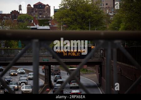 200510 -- NEW YORK, le 10 mai 2020 -- Un panneau exhortant les gens à se couvrir le visage en public est vu dans le quartier de Brooklyn au milieu de l'épidémie de COVID-19 à New York, aux États-Unis, le 9 mai 2020. Le nombre de cas de COVID-19 aux États-Unis a atteint 1 300 079 à partir de 3:32 h 1932 GMT samedi, selon le Center for Systems Science and Engineering CSSE de l’Université Johns Hopkins. Pendant ce temps, le nombre de morts de la maladie dans le pays a atteint 78 320. Photo par /Xinhua U.S.-COVID-19 CAS-UPDATE MichaelxNagle PUBLICATIONxNOTxINxCHN Banque D'Images