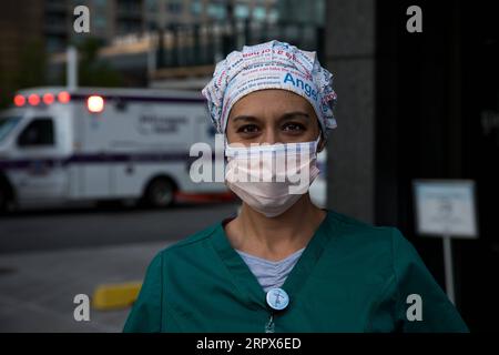 200510 -- NEW YORK, le 10 mai 2020 -- Samantha Giambalvo, une infirmière itinérante de l'Alabama qui travaille à New York depuis avril 6, pose pour un portrait devant le NYU Langone Medical Center au milieu de l'épidémie de COVID-19 à New York, aux États-Unis, le 9 mai 2020. Le nombre de cas de COVID-19 aux États-Unis a atteint 1 300 079 à partir de 3:32 h 1932 GMT samedi, selon le Center for Systems Science and Engineering CSSE de l’Université Johns Hopkins. Pendant ce temps, le nombre de morts de la maladie dans le pays a atteint 78 320. Photo par /Xinhua U.S.-COVID-19 CAS-UPDATE MichaelxNagle PUBLICAT Banque D'Images