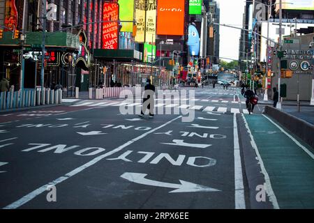 200510 -- NEW YORK, le 10 mai 2020 -- Un piéton portant un masque facial se promène dans Times Square au milieu de l'épidémie de COVID-19 à New York, aux États-Unis, le 9 mai 2020. Le nombre de cas de COVID-19 aux États-Unis a atteint 1 300 079 à partir de 3:32 h 1932 GMT samedi, selon le Center for Systems Science and Engineering CSSE de l’Université Johns Hopkins. Pendant ce temps, le nombre de morts de la maladie dans le pays a atteint 78 320. Photo par /Xinhua U.S.-COVID-19 CAS-UPDATE MichaelxNagle PUBLICATIONxNOTxINxCHN Banque D'Images
