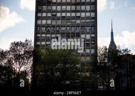200510 -- NEW YORK, le 10 mai 2020 -- Un bâtiment situé en face du NYU Langone Medical Center affiche un panneau montrant sa reconnaissance pour les travailleurs de la santé dans le contexte de l'épidémie de COVID-19 à New York, aux États-Unis, le 9 mai 2020. Le nombre de cas de COVID-19 aux États-Unis a atteint 1 300 079 à partir de 3:32 h 1932 GMT samedi, selon le Center for Systems Science and Engineering CSSE de l’Université Johns Hopkins. Pendant ce temps, le nombre de morts de la maladie dans le pays a atteint 78 320. Photo par /Xinhua U.S.-COVID-19 CAS-UPDATE MichaelxNagle PUBLICATIONxNOTxINxCHN Banque D'Images