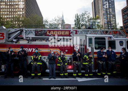 200510 -- NEW YORK, le 10 mai 2020 -- les pompiers remercient les travailleurs de la santé du NYU Langone Medical Center au milieu de l'épidémie de COVID-19 à New York, aux États-Unis, le 9 mai 2020. Le nombre de cas de COVID-19 aux États-Unis a atteint 1 300 079 à partir de 3:32 h 1932 GMT samedi, selon le Center for Systems Science and Engineering CSSE de l’Université Johns Hopkins. Pendant ce temps, le nombre de morts de la maladie dans le pays a atteint 78 320. Photo par /Xinhua U.S.-COVID-19 CAS-UPDATE MichaelxNagle PUBLICATIONxNOTxINxCHN Banque D'Images