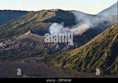 Volcan du Mont Bromo et mer de sable à l'aube. Cemoro Lawang, Java oriental, Indonésie Banque D'Images