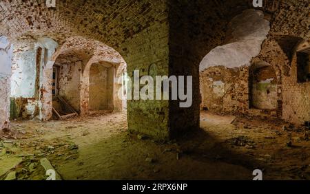 Donjon voûté en briques rouges sous le vieux manoir. Ancien domaine des Golitsyns à Zubrilovka. Banque D'Images