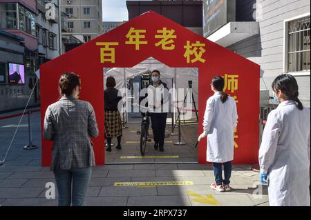 200511 -- PÉKIN, le 11 mai 2020 -- la température corporelle D'un élève a été mesurée à l'école secondaire n° 166 de Pékin, capitale de la Chine, le 11 mai 2020. Pékin a repris lundi les cours pour les élèves de la dernière année de toutes les écoles secondaires du premier cycle, alors que l’impact du COVID-19 diminuait. CHINE-BEIJING-COVID-19-SCHOOL-RESUMPTION CN PENGXZIYANG PUBLICATIONXNOTXINXCHN Banque D'Images