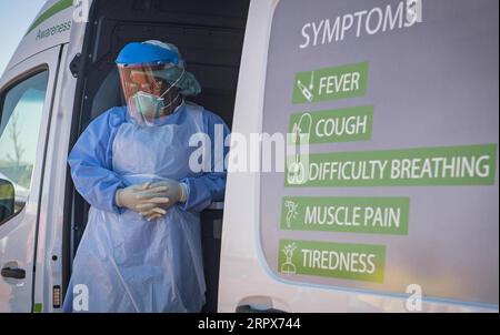 200511 -- BEIJING, le 11 mai 2020 -- Une infirmière se tient à bord d'un véhicule d'essai à Johannesburg, en Afrique du Sud, le 21 avril 2020. La Journée internationale des infirmières est célébrée dans le monde entier le 12 mai, à l occasion de l anniversaire de Florence Nightingale. Le thème choisi cette année par le Conseil international des infirmières est Nursing the World to Health . Photo de /Xinhua PORTRAITSWORLD-INTERNATIONAL INFIRMIÈRES DE JOUR LE MONDE POUR LA SANTÉ ShiraazxMohamed PUBLICATIONxNOTxINxCHN Banque D'Images