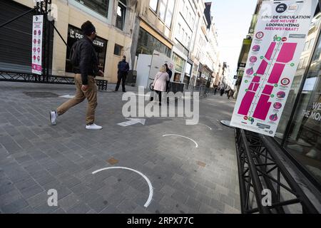 200511 -- BRUXELLES, le 11 mai 2020 -- les gens suivent le panneau de direction dans la principale rue commerçante, l'Avenue Nouvelle, à Bruxelles, Belgique, le 11 mai 2020. la Belgique est entrée lundi dans la phase 1B du déconfinement COVID-19, avec des entreprises dans tout le pays autorisées à rouvrir dans des conditions strictes. BELGIQUE-BRUXELLES-CORONAVIRUS-DECONFINMENT-NOUVELLE PHASE ZHENGXHUANSONG PUBLICATIONXNOTXINXCHN Banque D'Images