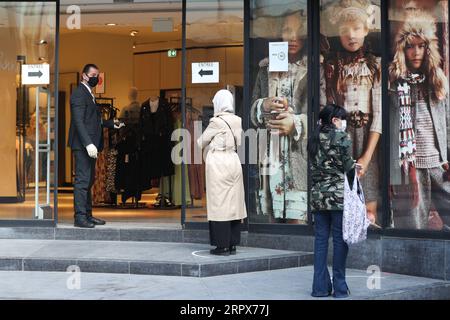 200511 -- BRUXELLES, le 11 mai 2020 -- Un membre du personnel d'une boutique accueille un client dans la rue commerçante principale, l'Avenue Nouvelle, à Bruxelles, Belgique, le 11 mai 2020. la Belgique est entrée lundi dans la phase 1B du déconfinement COVID-19, avec des entreprises dans tout le pays autorisées à rouvrir dans des conditions strictes. BELGIQUE-BRUXELLES-CORONAVIRUS-DECONFINMENT-NOUVELLE PHASE ZHENGXHUANSONG PUBLICATIONXNOTXINXCHN Banque D'Images