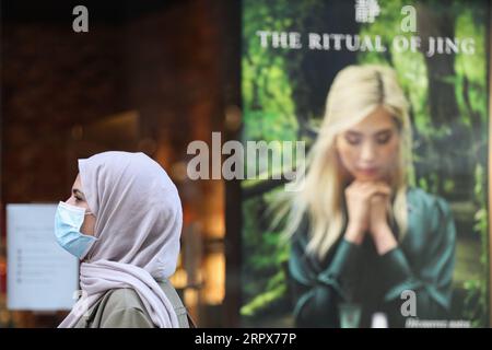 200511 -- BRUXELLES, le 11 mai 2020 -- Une femme attend devant un magasin dans la rue commerçante principale, l'Avenue Nouvelle, à Bruxelles, Belgique, le 11 mai 2020. la Belgique est entrée lundi dans la phase 1B du déconfinement COVID-19, avec des entreprises dans tout le pays autorisées à rouvrir dans des conditions strictes. BELGIQUE-BRUXELLES-CORONAVIRUS-DECONFINMENT-NOUVELLE PHASE ZHENGXHUANSONG PUBLICATIONXNOTXINXCHN Banque D'Images