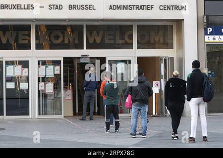 200511 -- BRUXELLES, le 11 mai 2020 -- les gens font la queue devant le centre administratif à Bruxelles, Belgique, le 11 mai 2020. La Belgique est entrée lundi dans la phase 1B du déconfinement COVID-19, avec des entreprises de tout le pays autorisées à rouvrir dans des conditions strictes. BELGIQUE-BRUXELLES-CORONAVIRUS-DECONFINMENT-NOUVELLE PHASE ZHENGXHUANSONG PUBLICATIONXNOTXINXCHN Banque D'Images