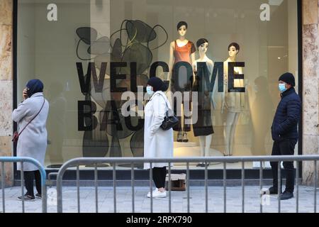 200511 -- BRUXELLES, le 11 mai 2020 -- les gens font la queue devant un magasin de la rue commerçante principale, l'Avenue Nouvelle, à Bruxelles, Belgique, le 11 mai 2020. la Belgique est entrée lundi dans la phase 1B du déconfinement COVID-19, avec des entreprises dans tout le pays autorisées à rouvrir dans des conditions strictes. BELGIQUE-BRUXELLES-CORONAVIRUS-DECONFINMENT-NOUVELLE PHASE ZHENGXHUANSONG PUBLICATIONXNOTXINXCHN Banque D'Images